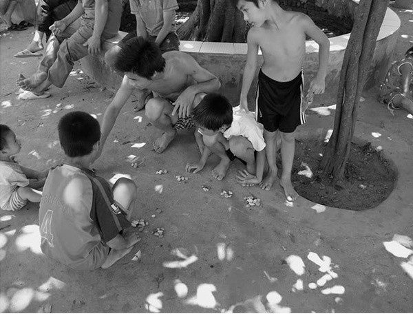 Sau đó, hai người chơi dùng “quân” bên phía mình rải đều cho các ô. Trong quá trình rải quân, cứ có một ô trống, người chơi sẽ được ăn toàn bộ “quan” hoặc “quân”. Để chiến thắng, người chơi cũng cần thật khéo léo, tính đường đi nước bước.