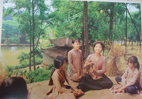 5. Chơi chuyền Bài đồng dao “Cây mốt, cây mai, lá trai, lá hến, con nhện giăng tơ, quả mơ có hạt...” là những từ ngữ thế hệ 7x, 8x thuộc nằm lòng khi chơi trò chơi này. Để chơi trò chơi này cần ít nhất 2 người, 10 que nhỏ (có thể là que tính, bó đũa,...) và một quả bóng hoặc vật hình tròn. Khi quả “hình tròn” được tung lên, người chơi sẽ nhặt từ từ từng que một cho đến khi hết bài đồng dao là thắng và được chuyển lên bàn tiếp theo. Nếu người chơi làm rơi quả “hình tròn” sẽ trở thành người thua cuộc.