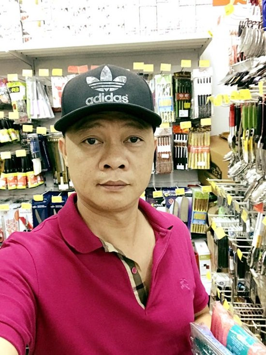Cũng trong loạt ảnh hot của sao Việt, MC Quang Minh của VTV lại chia sẻ hình ảnh đi siêu thị một mình mua bông ngoáy tai, tông đơ cắt tóc, bỉm, khăn mặt nhỏ, bàn chải, kem đánh răng, xà phòng thơm... Anh cũng trách yêu vợ mình rằng “cô giáo giỏi là cô tự quăng học trò cưng như em vào thực tế”.