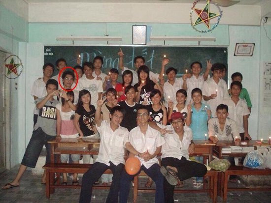 Trương Nam Thành chọn cách chia sẻ ảnh tốt nghiệp của lớp để nhớ về ngày 20/11. Anh khiến các fan bất ngờ khi cho thấy một Trương Nam Thành trẻ trung, hiền lành với cặp kính cận và có trí nhớ tốt khi nhớ được hết tên các thầy cô đã dạy mình từ tiểu học cho đến đại học.