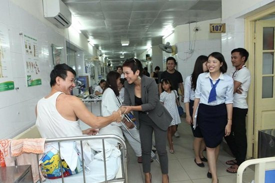 Với ca sĩ Thái Thuỳ Linh, cô cùng 3 con của mình chọn cách tri ân thầy cô bằng chuyến ghé thăm các bệnh nhân trong một bệnh viện. Cô cho biết mình không làm được việc thăm hỏi các thầy cô hàng năm nhưng sẽ khiến họ tự hào vì học trò của họ luôn là người có ích và tử tế, cả khi còn là học sinh, sinh viên cho đến tận sau này.