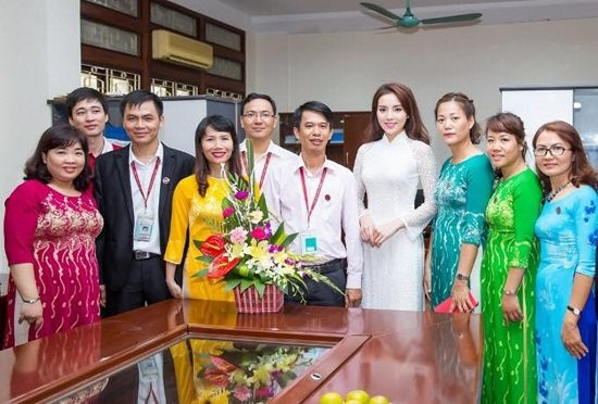 Cũng trong ngày 20/11, rất nhiều sao Việt đã bày tỏ sự tri ân với thầy cô. Hoa hậu Kỳ Duyên đăng tải hình ảnh cô mặc chiếc áo dài trắng chụp ảnh cùng các thầy cô trong trường, kèm theo đó là lời chúc sức khoẻ, thành công trong công việc.