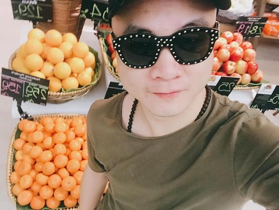 Chia sẻ hình ảnh đang ở Thái Lan nhưng Đỗ Mạnh Cường vẫn không quên vụ nhắc đến lùm xùm với BTC Vietnam’s Next Top Model bằng cách dằn mặt: “Đang bận đi ăn ở Bangkok nhưng không quên suy nghĩ làm sao để viết cái Note thật đầy đủ và chính xác cho mọi người thấy rõ câu chuyện về BE U và VNTM đâu nha. Nhân viên Mutil không có thái độ biết điều và sửa chữa. Thôi thì ‘chưa thấy quan tài chưa nhỏ lệ’ mà”.