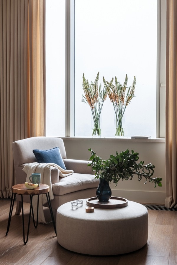 Với nhược điểm trần thấp, chủ nhân của căn hộ nhỏ đã tiết chế nội thất, sử dụng những gam màu tương đồng để tăng diện tích cũng như sự hài hòa cho không gian. Một vài điểm nhấn nhẹ nhàng từ nội thất chính và lưu ý khi chọn nội thất với chiều cao vừa phải, giúp tạo cảm giác trần như cao hơn khi sử dụng góc nhỏ này.