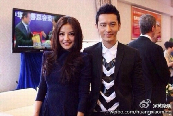 Triệu Vy tiết lộ đã cùng bạn học chuẩn bị quà cưới đặc biệt cho Huỳnh Hiểu Minh.