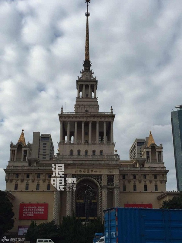 Bàn tiệc, bối cảnh tiệc cưới xa hoa: Tiệc cưới đáng mong đợi nhất năm 2015 đã được ấn định địa điểm tổ chức. Theo đó, “đám cưới thế kỷ” được tổ chức tại Triển lãm Thượng Hải (Trung Quốc). Trước ngày cưới, công tác chuẩn bị địa điểm hôn lễ diễn ra gấp rút. Địa điểm tổ chức được canh gác cẩn mật. Huỳnh Hiểu Minh chia sẻ dự định muốn biến Angela Baby thành công chúa trong ngày trọng đại. Được biết, cặp đôi vàng đã đặt 50 bàn tiệc cho 500 khách mời là gia đình, bạn bè trong làng giải trí. Về phía cô dâu, Huỳnh Hiểu Minh cũng thuê nhà thiết kế váy cưới riêng từ một hãng thời trang nổi tiếng thế giới.