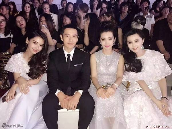 Khách mời 'khủng': Đám cưới của cặp đôi Huỳnh Hiểu Minh- Angela Baby đã khiến cho dư luận chú ý từ khi xác nhận. Là người nổi tiếng, khách mời của đôi vợ chồng cũng quy tụ hàng loạt các ngôi sao hạng A là bạn bè thân thiết của Huỳnh Hiểu Minh và Angela Baby. Theo đó, đám cưới có sự hiện diện của nhiều “ông hoàng, bà hoàng” như Lý Băng Băng, Phạm Băng Băng, Vương Tư Thông, Triệu Vy, Nghệ Ni, Lý Thần, Trịnh Sảng…Đặc biệt nhất là sự xuất hiện của hai người đẹp “không đội trời chung” Lý Băng Băng và Phạm Băng Băng trong cùng một sự kiện của đàn anh khiến dư luận tò mò.