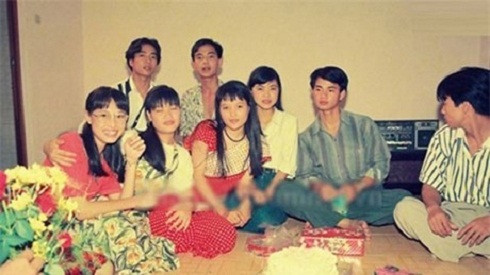 "12A và 4H" là bộ phim truyền hình của đạo diễn Bùi Thạc Chuyên, phát sóng trên VTV3 vào năm 1995. Phim kể về cuộc sống của nhóm bạn thân mang tên 4H gồm: Hằng, Hạ, Hân, Hoa và những biến đổi tâm lý phức tạp của tuổi mới lớn. Dù hơn 20 năm trôi qua nhưng bộ phim vẫn để lại dấu ấn sâu đậm đối với khán giả, đặc biệt là những người thuộc thế hệ 8X.