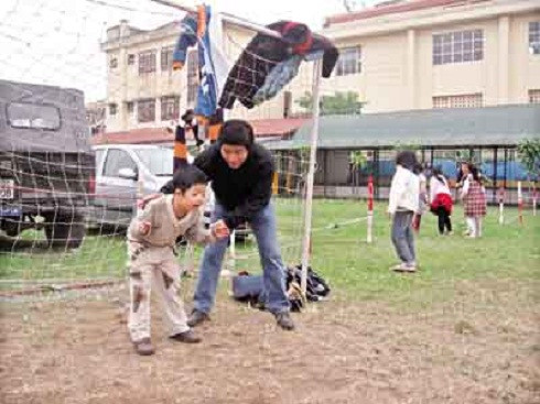 Cuộc sống riêng của Quốc Tuấn khá éo le. Anh lập gia đình khi đã bước sang tuổi 40. Không lâu sau đó, vợ chồng anh sinh được bé trai, nhưng bé không may mắc phải căn bệnh rất hiếm gặp là xương cứng sớm cục bộ và đường thở hẹp từ lúc mới sinh. Nam diễn viên từng tâm sự, khi hay bệnh tình của con trai, anh rơi xuống đáy của sự đau khổ. "Tôi cảm thấy con mình không có tương lai, không hình dung được rồi đây cuộc sống của nó sẽ như thế nào. Và tôi luôn cảm thấy có lỗi vì sinh con ra mà không cho nó được hình hài lành lặn và sức khỏe". Trong suốt hơn 20 năm trời, nam diễn viên và vợ đưa con đi chữa chạy khắp nơi, từ Hàn Quốc tới Australia. Vợ chồng anh cũng không sinh thêm con để tập trung lo cho bé. Tới nay, bệnh của con trai anh đã chữa được 90%.