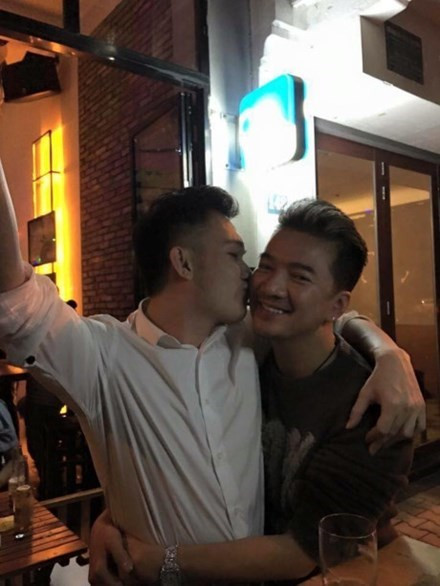 Tuy nhiên, đây không phải lần duy nhất Dương Triệu Vũ mập mờ nói về mối quan hệ cũng như thể hiện tình cảm với Đàm Vĩnh Hưng. Anh từng tuyên bố: “Đàm Vĩnh Hưng đã giúp đỡ tôi quá nhiều nên gọi tôi là ‘người tình’ hay ‘người yêu’ của Mr Đàm cũng được, miễn đừng gọi tôi là đệ tử của Mr Đàm”.