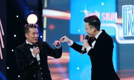 Có thể thấy, Đàm Vĩnh Hưng và Dương Triệu Vũ thường công khai dành cho nhau những cử chỉ thân mật. Mới đây, Dương Triệu Vũ đã tặng Mr. Đàm một chiếc nhẫn trên ngón áp út mà anh gọi là nhẫn 'cầu hồn' trong một chương trình truyền hình.