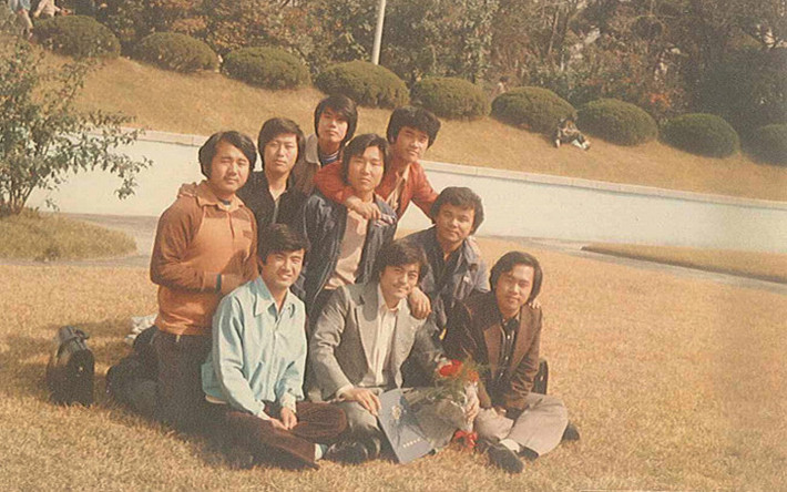 Tân tổng thống Hàn Quốc Moon Jae-in (ngồi giữa, hàng đầu) tham gia cuộc biểu tình chống chính phủ đầu tiên năm 1969 và tiếp tục hoạt động này khi được vào khoa luật của trường đại học Kyung Hee năm 1972. Ông từng bị bắt giam tại Trung tâm giam giữ Seodaemun ở Seoul. Ảnh tư liệu Korea Times.