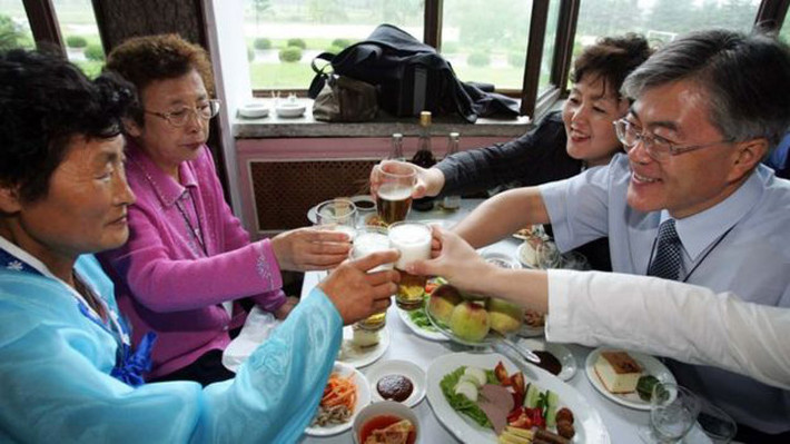 Ông Moon Jae-in dùng bữa với những người họ hàng từ Triều Tiên và mơ về một ngày thăm "quê cha đất tổ". Là một người "gắn bó máu thịt" với Triều Tiên, ông Moon Jae-in ủng hộ "chính sách ánh dương" thân thiện với Bình Nhưỡng. Ảnh: EPA.