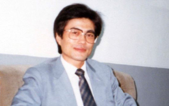 Bức ảnh này chụp ông Moon Jae-in năm 1987, khi đã trở thành một luật sư bảo vệ nhân quyền và lãnh đạo phong trào dân chủ. Không thể trở thành thẩm phán như mơ ước vì quá khứ "nổi loạn", ông Moon Jea-in quyết định làm gì đó có ý nghĩa hơn ở Busan và tại đây gặp ông Roh Moo Hyun.