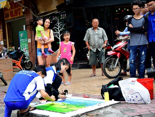 Người lớn cũng phấn khích, vui vẻ về việc làm đầy ý nghĩa của các bạn sinh viên. Anh Hoàng cho hay: “Trước đây nắp cống rất bẩn, người dân thường hay xả rác bừa bãi. Tôi thấy nắp cống vẽ lên rất đẹp. Tôi cảm ơn các bạn và sẽ thường xuyên cùng với người dân dọn dẹp nắp cống để giữ cho nó được sạch đẹp”.