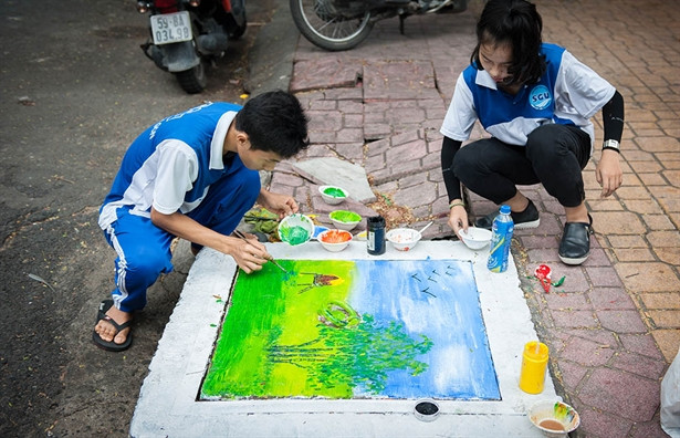 Để hưởng ứng phong trào “dọn dẹp vỉa hè, lập lại trật tự đô thị”, các bạn sinh viên tập trung vẽ ở đường Tản Đà (quận 5).