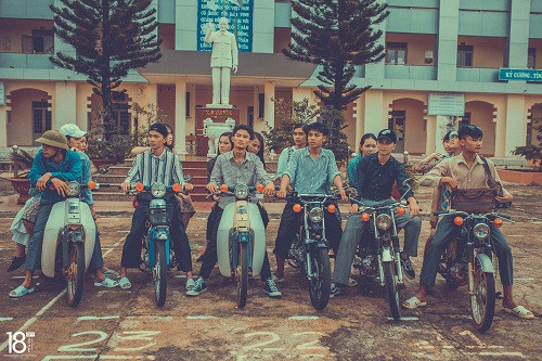 Để có được bộ ảnh đẹp là sự chuẩn bị công phu. Ảnh: Văn Thịnh Theo Viết Mão cho biết bộ ảnh được chụp vào ngày 1.5 tại trường học và một quán cà phê gần đó. Và để có được những hình ảnh chân thực thì cả lớp phải chuẩn bị từ trước đó nhiều ngày. Về trang phục có người chạy về mượn người lớn để sao cho bộ đồ rộng, đúng tông màu, người thì chạy ra cửa hàng quần áo cũ tìm mua... Còn dàn xe thì một số bạn có còn lại là đi mượn của anh chị với học sinh trong trường. Nói về những kỷ niệm trong quá trình chụp hình facebooker cho biết: "Lúc đầu bọn mình mặc quần áo bình thường nhưng sau khi thay đồ rồi bước ra thì đến mấy anh chụp ảnh cũng phải há hốc mồm ngạc nhiên, còn cả bọn thì nhìn nhau cười. Đặc biệt, khi bọn mình ngồi trên chiếc xe cup di chuyển xuống quán cà phê, trên đường gặp mọi người ai ai cũng nhìn bọn mình cười thích thú. Các bức hình đó không phải chụp đi chụp lại nhiều lần vì đó đều là những cái gì diễn ra tự nhiên nhất". Dưới đây là một số hình ảnh: