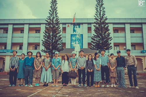 Bộ ảnh kỷ yếu gây bão "mạng". Ảnh: Văn Thịnh Chia sẻ về ý tưởng của bộ ảnh kỷ yếu thời bao cấp Facebooker cho biết: "Những thành viên tham gia trong bộ ảnh đều học cùng nhau ở lớp 10-11C4 - trường THPT Phạm Văn Đồng (huyện Đăk Rlap, Đăk Nông - PV). Thế nhưng, vào năm nay ( lớp 12 - PV) thì nhà trường chia ban nên lớp bị tách ra, mỗi người một lớp khác nhau. Để có một cái gì đó lưu giữ lại chúng mình đã lên ý tưởng chụp ảnh kỷ yếu. Nhưng nếu như những bộ ảnh hiện đại thì có lẽ đã quá quen thuộc với mọi người nên mới có suy nghĩ dựng lại thời xưa để tạo sự khác biệt hơn".
