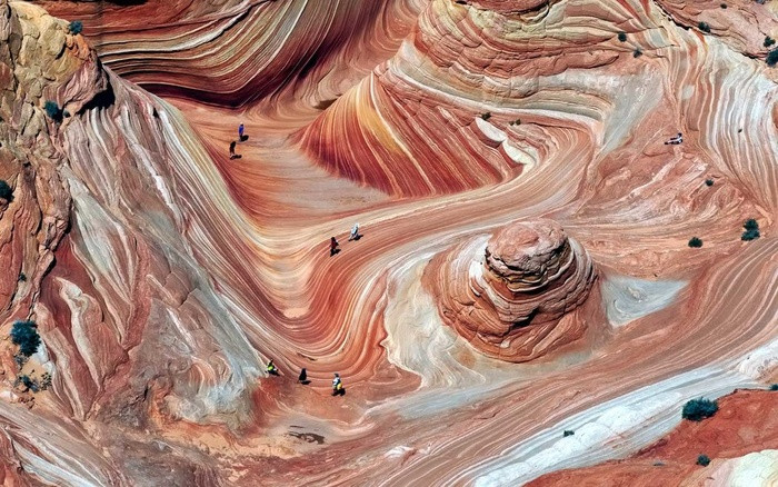 Sa thạch Wave (Mỹ) Nằm trên sườn núi Coyote Buttes thuộc sa mạc Arizona, sa thạch The Wave mang một vẻ đẹp vô cùng kỳ vĩ. Những đụn cát hàng nghìn tỷ năm kết hợp với sự chuyển động và kết tủa của muối canxi tạo nên kỳ quan thiên nhiên hùng vĩ này.