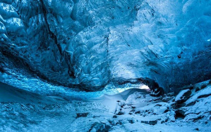 Hang động Crystal (Iceland) Hang động Crystal của sông băng Vatnajökull là một trong những điểm đến yêu thích của du khách ưa mạo hiểm trên khắp thế giới. Do băng tan, mỗi năm hình dạng bên trong hang lại thay đổi. Màu xanh dịu mát của hang động khiến ta như lạc vào thế giới thần tiên.