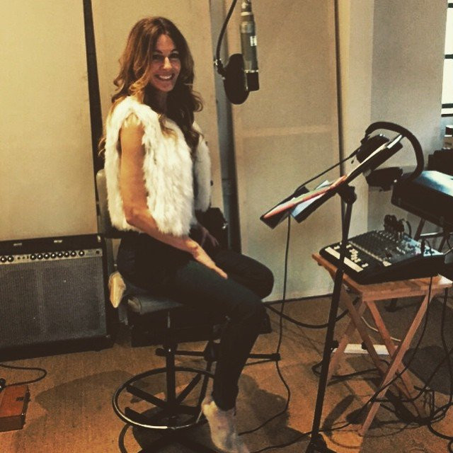 Thành công này mở ra cánh cửa để cô dấn thân vào showbiz. Kirsty kí hợp đồng với hãng Warner Records và bắt đầu viết nhạc chuyên nghiệp.