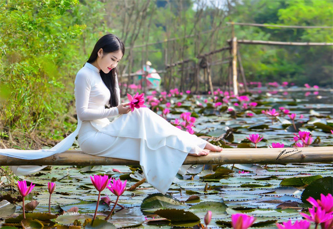 Thiếu nữ rạng rỡ xuân thì giữa cảnh sắc mùa thu Hà Nội.