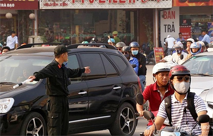 Cảnh sát cơ động phân luồng giao thông, chống ùn tắc vào sáng nay (19/10).