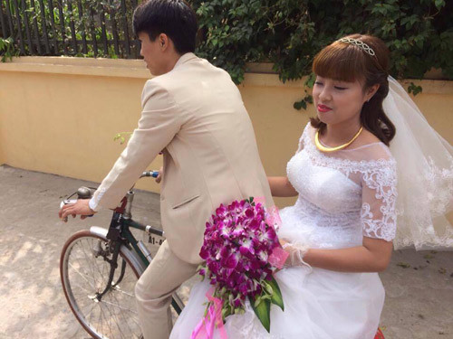 Cặp đôi trong lễ cưới độc đáo này là Ngọc Sơn (sinh năm 1991) và Đăng Mây (sinh năm 1993), cả hai cùng sống tại huyện Phúc Thọ, Hà Nội. Chia sẻ với chúng tôi, chú rể cho hay, anh muốn có ngày cưới “nghìn năm không quên” nên đã chọn cách rước dâu độc, lạ này. “Tôi mới chỉ được nghe ông bà kể các cụ ngày xưa thường rước dâu bằng xe đạp hoặc đi bộ chứ chưa thấy bao giờ. Thế nên, ngày cưới của mình tôi thực hiện luôn, dù sao rước dâu bằng xe máy, ô tô cũng quá nhàm rồi”, chú rể 9X chia sẻ.