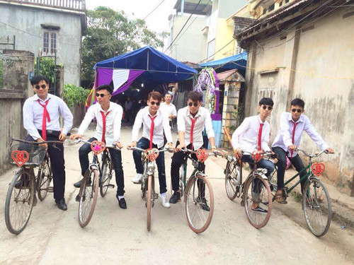 Dàn phù rể rất ngầu bên xe hoa.