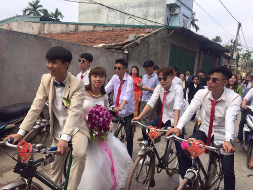 "Ông thường đưa bà anh đi dạo quanh, trên con ngựa sắt Thống Nhất màu xanh”, lấy cảm hứng từ chính bản hit đình đám “Ông bà anh” (tác giả Lê Thiện Hiếu), một cặp đôi ở Phúc Thọ (Hà Nội) đã có màn rước dâu độc đáo. Lễ rước dâu giản dị và độc đáo gây xôn xao cả vùng quê Phúc Thọ. Dân mạng cũng để lại nhiều bình luận thích thú về đám cưới đậm chất “Ông bà anh” này. “Chắc cặp này tính làm thế để mai sau kể với con cháu rằng: “Xưa ngày cưới, ông bà chở nhau trên chiếc xe đạp tróc sơn” đây mà… Đơn giản mà ý nghĩa quá!”, nick name Quốc Huy viết.