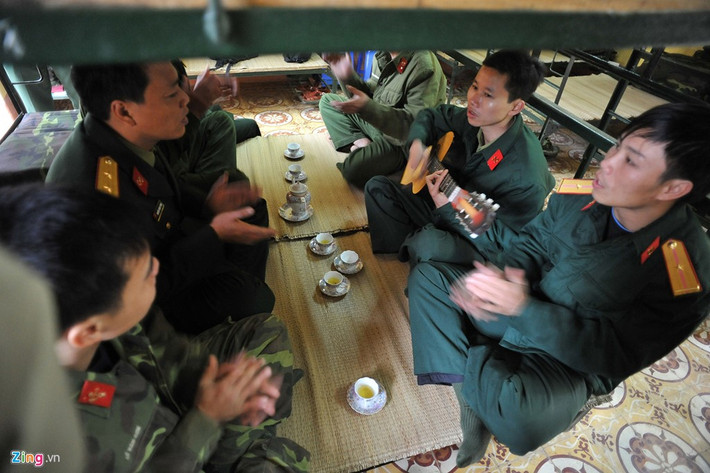 Phút nghỉ ngơi, sinh hoạt văn nghệ tại doanh trại.