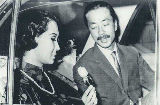 Trước khi trở thành phu nhân của ông Nguyễn Cao Kỳ - Phó Tổng thống chính quyền cũ tại Sài Gòn, bà Đặng Tuyết Mai là một tiếp viên hàng không xinh đẹp. Những hình ảnh của bà Đặng Tuyết Mai, cùng với các người đẹp khác như Thanh Nga, Thẩm Thúy Hằng... luôn được xem là biểu trưng cho vẻ đẹp của phụ nữ Sài Gòn trước năm 1975.