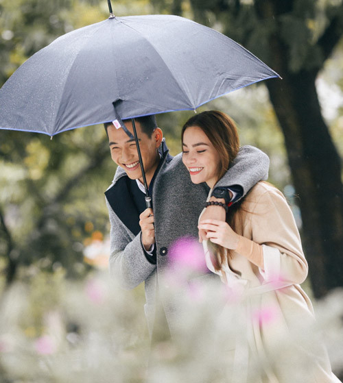 Sau một thời gian dài chuẩn bị, phim ngắn Gửi người yêu cũ của Hồ Ngọc Hà sẽ chính thức được ra mắt vào tối 1/11. Được biết, lần này bà mẹ một con sẽ vào vai nữ Tổng biên tập đầy quyền lực, giàu có của một tạp chí thời trang nổi tiếng. Không chỉ gây ấn tượng với vẻ ngoài mạnh mẽ, nữ quyền, Hà Hồ cũng sẽ thể hiện nhiều diễn biến tâm lý phức tạp, cùng sự mâu thuẫn giữa tình cảm và lý trí.