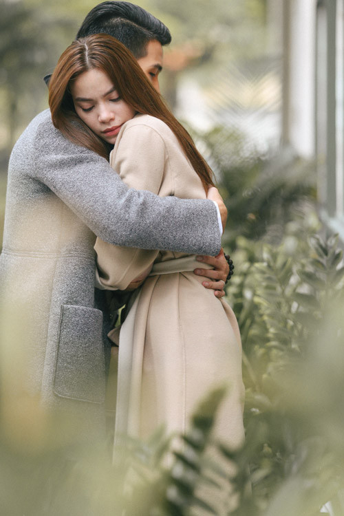 Nữ HLV The Face trở thành cô gái yếu đuối, cần nơi nương tựa trong vòng tay trai trẻ.