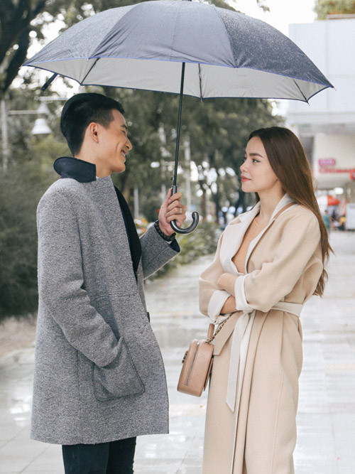 Đóng cặp cùng nữ giám khảo The Face là chàng diễn viên trẻ điển trai, nam tính. Dù đóng cặp với bạn diễn nhỏ tuổi hơn, Hà Hồ vẫn kết hợp rất tự nhiên, ăn ý trong các cảnh quay tình cảm. Cả hai đã có rất nhiều phân đoạn tay trong tay, ôm ấp ngọt ngào không kém các bộ phim ngôn tình.