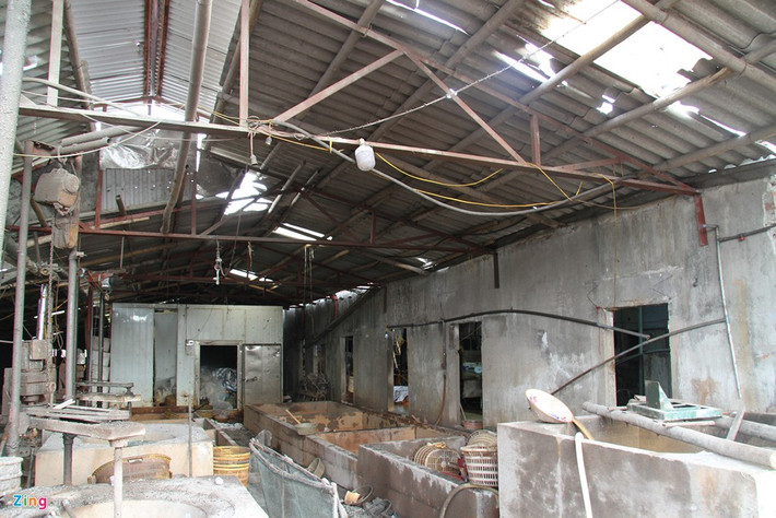 Do mái nhà xưởng bị thủng lỗ chỗ, cột kèo bị ảnh hưởng từ sức ép vụ nổ nên phía chủ cơ sở đã cắt điện, hạn chế người ra vào khu vực này.
