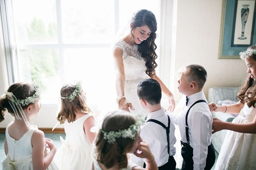 "Các em như gia đình của tôi vậy, các em là lớp đầu tiên tôi chủ nhiệm, các em cũng chỉ quấn quýt với duy nhất mình tôi. Tôi không thể thiếu các em trong ngày trọng đại của cuộc đời mình... Tôi cảm thấy vô cùng hạnh phúc khi tất cả các em đã đến và mừng hạnh phúc với tôi, trở thành một phần trong những kỷ niệm không thể quên này", cô Kinsey chia sẻ.