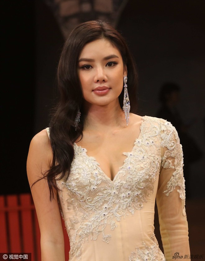 Nguyên nhân đổ vỡ của cặp đôi từng là chủ đề nóng của báo giới. Có thông tin cho biết Lê Minh chán chường khi vợ mãi không sinh em bé. Trong khi người nhà Lạc Cơ Nhi tiết lộ Thiên vương Hong Kong là người sống trọng vật chất còn vợ lại trọng tình cảm.