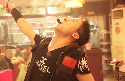 Bữa tiệc mừng lễ 100 ngày của bé gái đã trở thành tiêu điểm bàn tán của cư dân mạng Trung Quốc ngay sau khi có thông tin trên các mặt báo. Nhiều người cho rằng, cha mẹ "thổ hào" (từ thổ hào để chỉ những gia đình giàu có nhưng không có trình độ văn hóa cao, có tiền nhưng ít tri thức, hay khoe mẽ sự giàu có, hào nhoáng của mình) đã tự khiến mình "muối mặt" với buổi lễ 100 ngày phản cảm này.