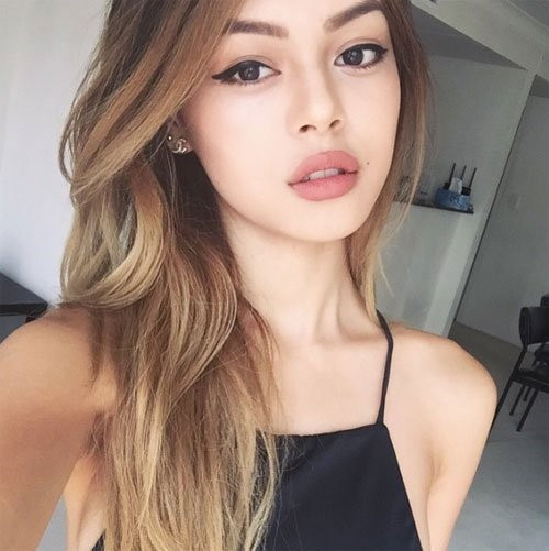 "Hiện tượng Instagram" Lily Maymac là người mở đầu trào lưu trang điểm môi mọng, hàng lông mày sắc cạnh. Cô nàng nổi tiếng là beauty blogger được tạp chí Elle bình chọn là Sắc đẹp mới của năm 2015. Đôi môi căng mọng, phong cách quyến rũ đã giúp trang cá nhân của cô thu hút đến 1,7 triệu người theo dõi.