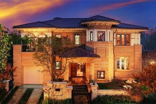 4. Thông gió, đón nhiều ánh sáng Một căn nhà đáp ứng được yếu tố “thông gió, đón nhiều ánh sáng” sẽ tạo ra sự cân bằng âm dương. Trong một căn hộ, nếu phòng khách mà ban ngày cũng cần phải bật đèn hoặc bất kể cả ngày hay đêm đều sáng nghĩa là căn hộ đó đang bị mất thế cân bằng về âm dương. Điều này ảnh hưởng trực tiếp đến tâm trạng và sức khỏe cũng như sự nghiệp của gia chủ.