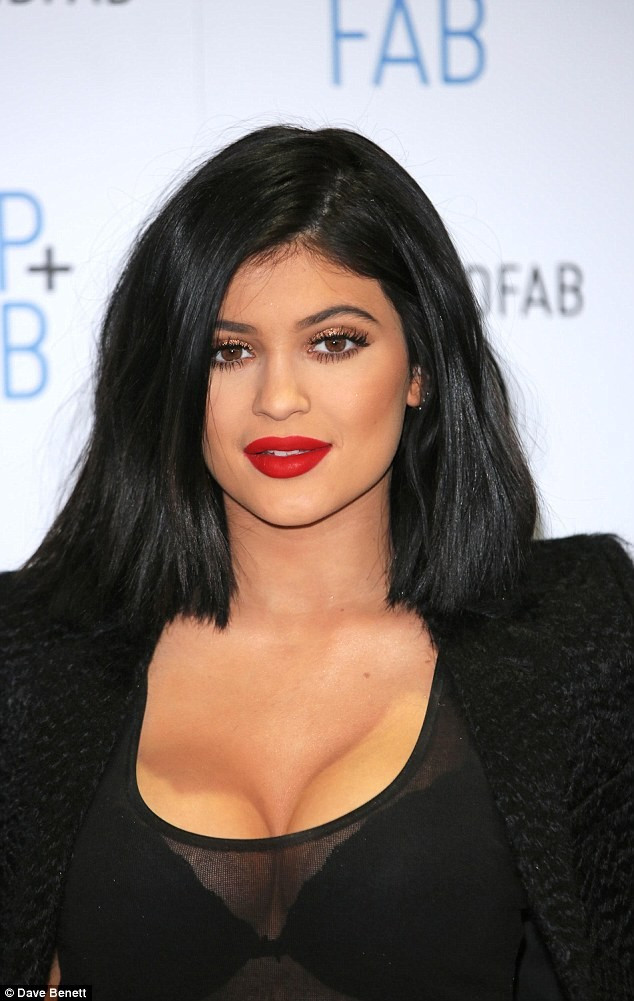 Cô em Kylie Jenner tại một sự kiện với lỗi trang điểm tạo độ gợi cảm cho bộ ngực bỗng trở nên loang lổ.