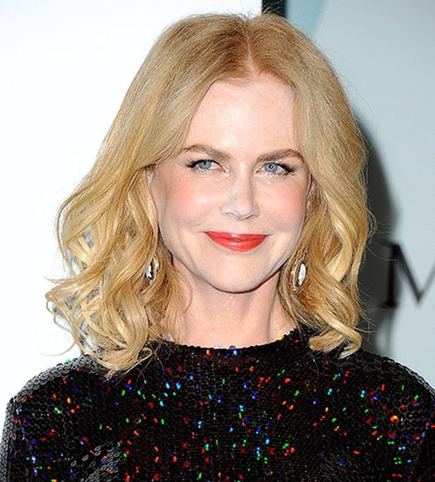Nicole Kidman tại sự kiện Film Crystal với gương mặt loang lổ phấn trắng.