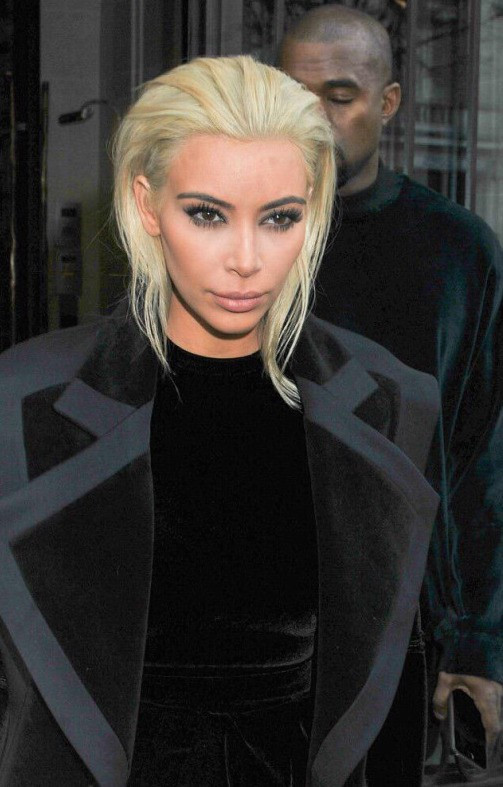 Mỹ nhân Hollywood Kim Kardashian tại tuần lễ thời trang Paris với phong cách trang điểm xấu nhợt nhạt như vừa ốm dậy.