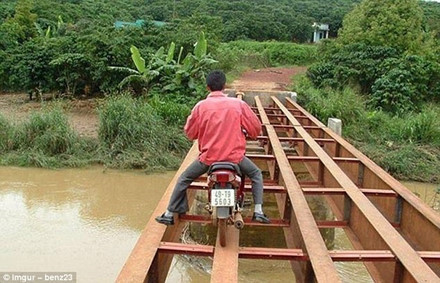 Quyết vượt qua sông.