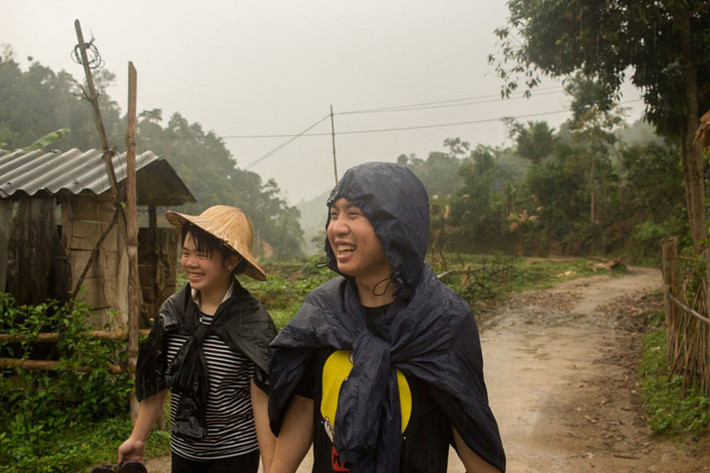 Anh ở lại nhà của Hoàng Đức Trung (bên phải). Trung không lên thành phố kiếm việc làm như nhiều thanh niên khác mà quyết định ở lại để gây dựng loại hình du lịch “homestay”. Cũng có thời điểm, Trung rời làng lên thành phố học tiếng Anh, nhưng tất cả là để một ngày cậu có thể tự tin quay trở về thực hiện ước mơ.