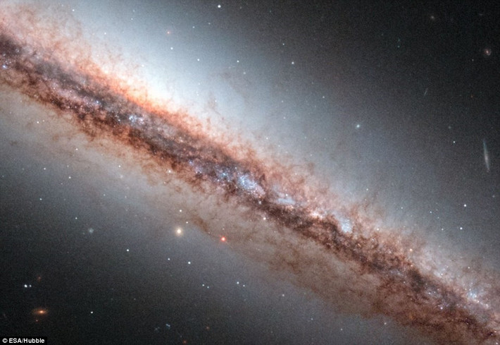 Bụi: Kính Hubble đã chụp được góc nhìn cận cảnh về một thiên hà xoắn ốc cách 60 triệu năm ánh sáng. Nhìn từ bức ảnh này, nó giống như một đường viền hoàn hảo với cấu trúc bụi hai chiều. Các mô hình khí và bụi ở bên trên và mặt phẳng thiên hà ở bên dưới.