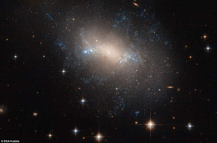 Thiên miêu lệch lạc: Thiên hà này được gọi là NGC 2337, chiếm 25 triệu năm ánh sáng trong chòm sao Thiên Miêu (Lynx ). NGC 2337 là một thiên hà bất thường bởi cũng giống như 1/4 thiên hà trong vũ trụ, nó có vẻ ngoài không rõ ràng và không đặc trưng. Thiên hà này được nhà thiên văn học người Pháp Edouard Stephan phát hiện vào năm 1877.