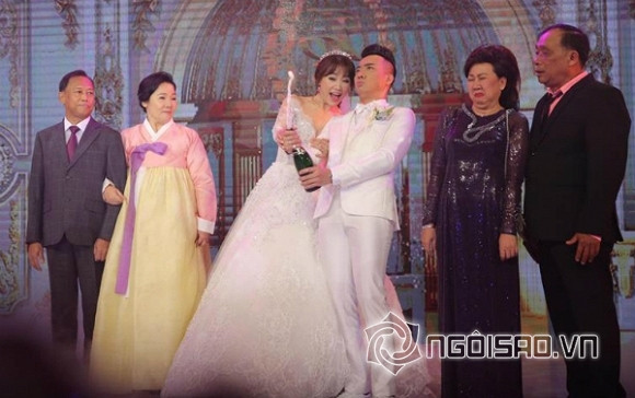 Khoảnh khắc Trấn Thành mở nút sâm-panh cùng Hari Won khiến nhiều người bật cười. Nhất là khi ngó sang gương mặt "khó đỡ" của hai bậc phụ huynh đứng kế bên. Hình ảnh này xứng đáng được nằm trong top những khoảnh khắc hài hước nhất trong đám cưới sao Việt.