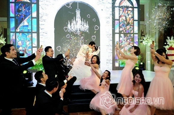 Trong đám cưới Trúc Diễm, dàn phù râu, phù rể có lẽ còn hưng phấn hơn cả hai nhân vật chính của buổi tiệc.